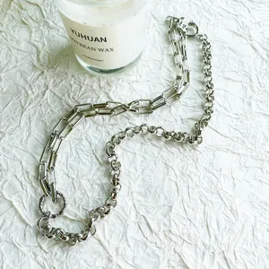 Detailed view of the dual-style links and textured ring of this vintage silver chain.