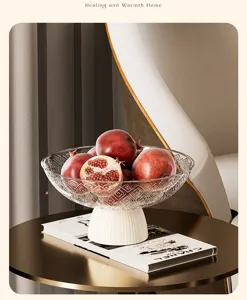 Coupe à fruits élégante en verre avec socle en céramique blanche sur table