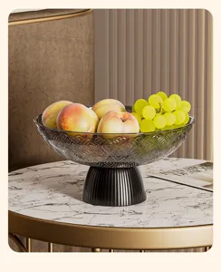 Coupe à fruits de luxe en verre texturé avec une base piédestal noire sur marbre