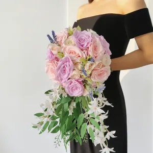 Eleganter Brautstrauß im Wasserfall-Stil mit rosa Rosen und weißen Blumendetails