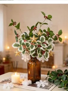 Ramas de acebo navideño con estrellas doradas en un jarrón de cristal marrón liso