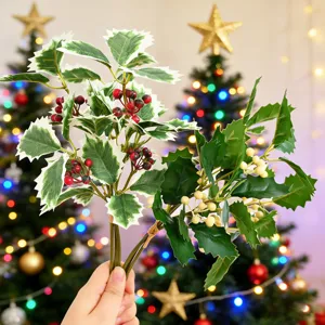 Ramas de acebo navideñas artificiales con bayas rojas y blancas para decoración festiva.