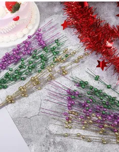 Vue détaillée de tiges de baies pailletées en couleurs or vert et violet festif