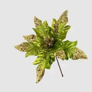 Detailaufnahme einer grünen künstlichen Weihnachtsblume mit goldenen Glitzerakzenten