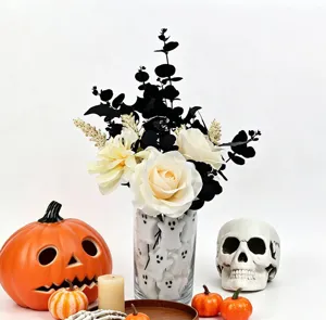 Detailansicht von Halloween-Geisterfiguren in einer Vase mit Rosen und schwarzen Fledermäusen.