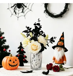 Dekorative Halloween-Geist-Vasenfüller mit cremefarbenen Rosen und schwarzen Fledermäusen