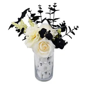 Detailansicht der Halloween-Blumendekoration mit weißen Rosen, schwarzen Fledermäusen