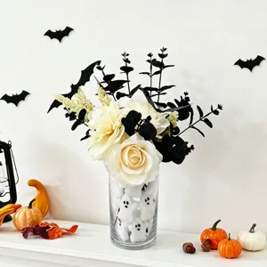 Halloween Geisterfiguren in Glasvase mit Blumen und Fledermäusen für Kamin-Deko