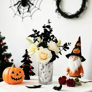 Gruselige Halloween-Geisterdeko in Glasvase mit schwarzen Fledermauszweigen für Partys.