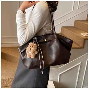 Grande borsa a tracolla vintage in ecopelle marrone in un ambiente di classe