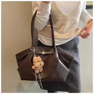 Elegante borsa tote grande marrone vintage con un simpatico dettaglio di ciondolo a cane