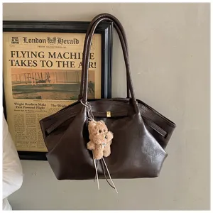 Grande borsa tote vintage marrone con un simpatico ciondolo a forma di cagnolino