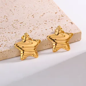 Gros plan détaillé de boucles d'oreilles étoiles dorées avec texture ondulée