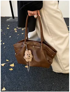 Grande borsa tote retrò marrone in ecopelle con ciondolo a forma di cane di peluche