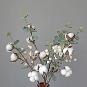 Realistisch kunstkatoen boeket met eucalyptus bladeren en witte bessen decoratie.
