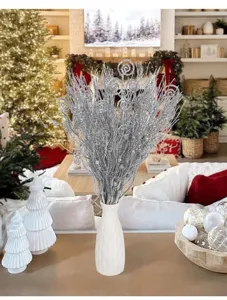 Silber glitzernde Weihnachtsdekoration Zweige in einer weißen Vase als Heimdekoration.
