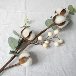 Natuurlijke katoentakken met bessen en eucalyptus voor tafeldecoratie
