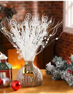 Nahaufnahme weißer glitzernder Weihnachts-Dekozweige im Drachenbart-Stil in Vase
