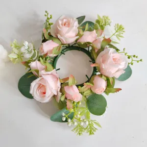 Elegante portavelas con corona de rosas rosas artificiales para decoración de boda
