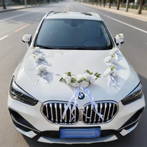 Detalle de elegantes arreglos de rosas blancas artificiales para decoración de coche nupcial
