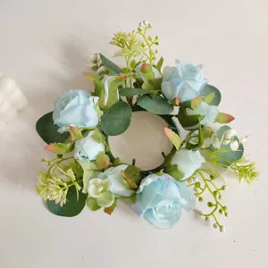 Vista superior de corona de rosas artificiales azul claro con eucalipto decorativo