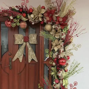 Luxuriöses 24-teiliges Set aus goldenen und roten Glitzer-Beeren und Spiralzweigen