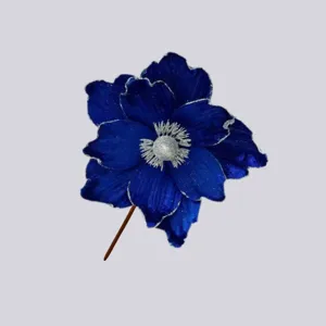 Dettaglio fiore di Natale artificiale blu, bordi argentati glitterati per decorazioni festa.