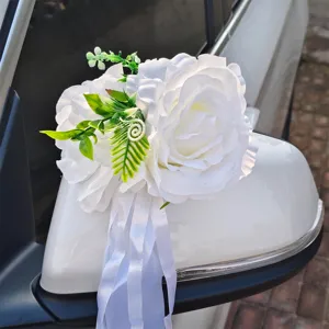 Detalle de una elegante rosa blanca artificial con cinta para decoración de coche de bodas