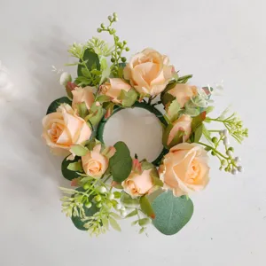 Detalle de corona de vela de rosas melocotón con hojas de eucalipto, vista superior