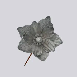 Vista ravvicinata e dettagliata del fiore artificiale grigio glitterato con texture.