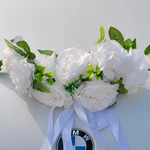 Vista detallada de la elegante decoración de rosas blancas para coche de boda