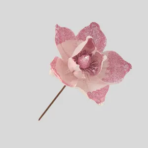 Dettaglio di magnolia glitterata rosa, perfetto per la decorazione natalizia e composizioni floreali.
