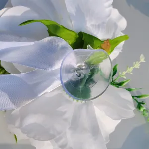 Primer plano del soporte de ventosa en la decoración de boda de rosa blanca