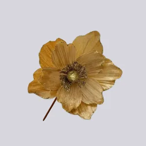 Dettaglio fiore artificiale glitterato oro squisito, ideale per decorazione albero Natale.