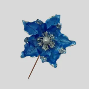 Dettaglio in primo piano del fiore natalizio artificiale blu con glitter argento e stelo.