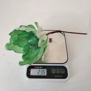 Fiore artificiale di Natale verde glitterato vista dettagliata per decorazione festiva.