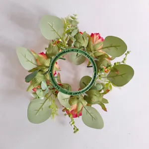 Corona de velas de rosas y eucalipto para decoración romántica de mesas de boda en casa