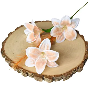 Künstliche Lilien im Ölmalerei-Stil auf einer natürlichen Holzscheibe dekoriert.