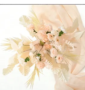 Fleurs artificielles pour arche de mariage peche et champagne composition florale