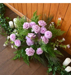 Arrangement floral de roses violettes artificielles, vue de détail pour arche de mariage et fond.