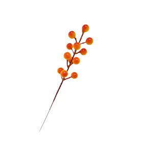 Primer plano de bayas naranjas artificiales para arreglos florales navideños