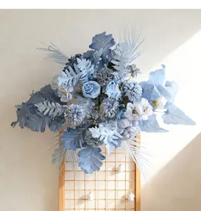 Détail de composition florale artificielle bleue, beau décor d'arche et de fond de mariage.