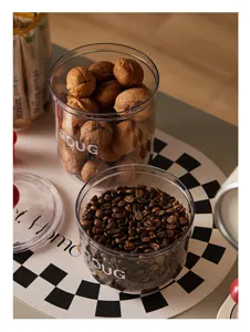 Vista di dettaglio dei contenitori ermetici trasparenti per chicchi di caffè e noci