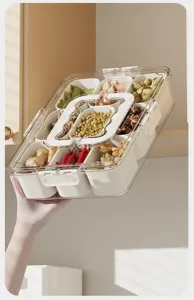 Vista detallada de caja de alimentos transparente con 9 divisiones y tapa hermética.