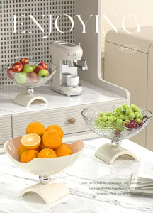 Vue détaillée de trois modèles de corbeilles à fruits de luxe dans une cuisine moderne