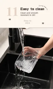 Detailansicht einer klaren Küchen-Aufbewahrungsbox, die unter Wasser abgespült wird.
