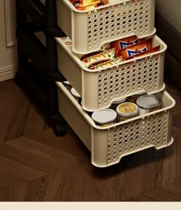Gros plan d'un chariot de rangement vintage avec détails de tiroirs tressés maison