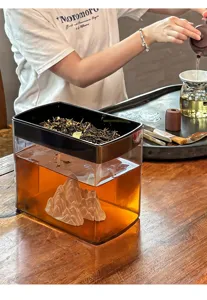 Détail d'un seau à thé de style chinois avec un design de montagne artistique