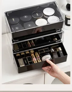 Detail einer 3-stufigen schwarzen Acryl-Kosmetikbox mit transparentem Deckel