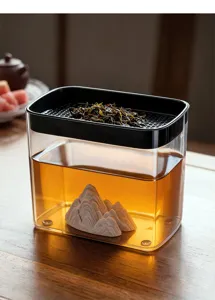 Vue détaillée du seau à déchets de thé transparent avec socle décoratif de montagne